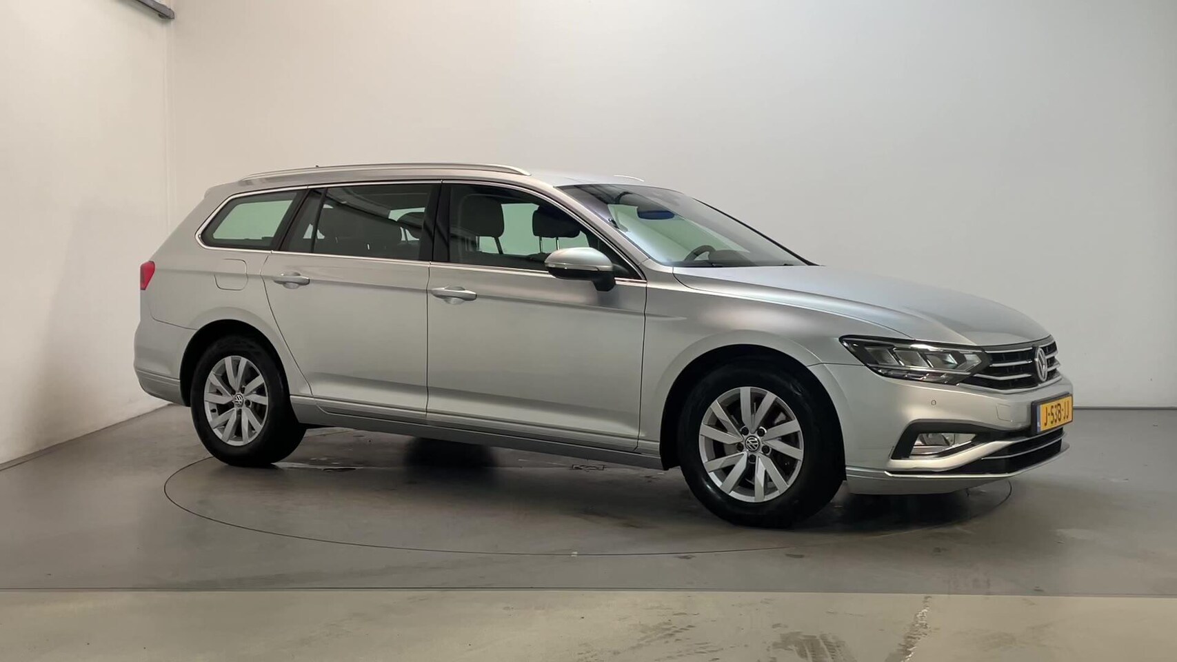 Volkswagen Passat Variant - 1.5 TSI 150pk DSG Comfort Business Navigatie Parkeersensoren DAB+ - AutoWereld.nl