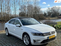 Volkswagen Passat - 1.4 TSI GTE Connected Series Plus Nieuw staat Automaat dealer onderhouden panorama dak sto