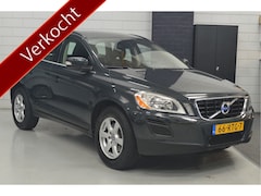 Volvo XC60 - 2.0 T5 Momentum // LEDER // NAVI // PDC v&a // TREKHAAK // DEALER ONDERHOUDEN //