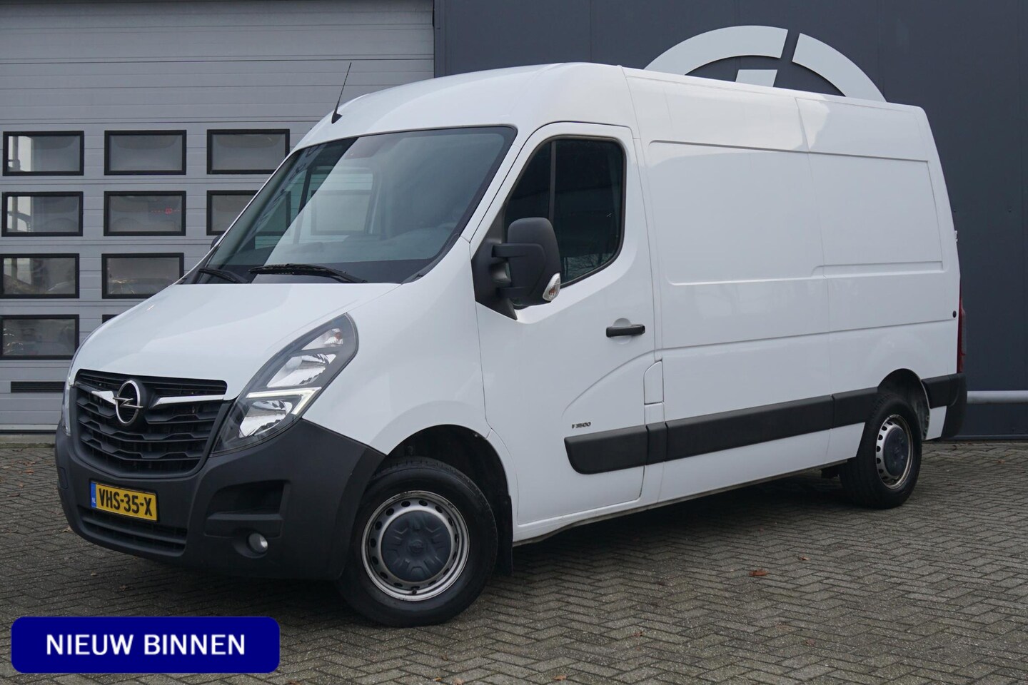 Opel Movano - 2.3 TURBO 150 PK L2H2 + 2500 KG TREKHAAK | CAMERA | NAVIGATIE - AutoWereld.nl