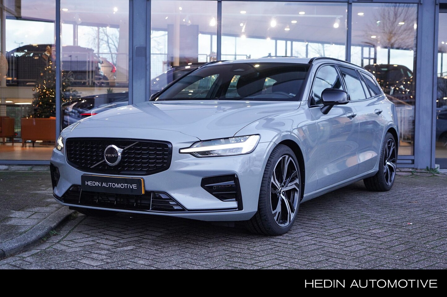 Volvo V60 - 2.0 B3 Plus Dark | Google | Stoel & Stuurverwarming | Adaptieve Cruise + Pilot Assist | El - AutoWereld.nl