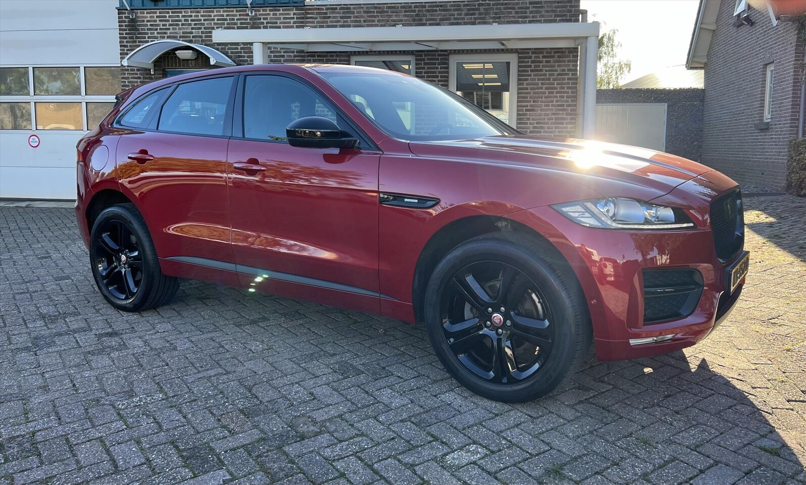 Jaguar F-Pace - 2.0 Diesel 180pk AWD Aut R-Sport, NAP, VOL - AutoWereld.nl