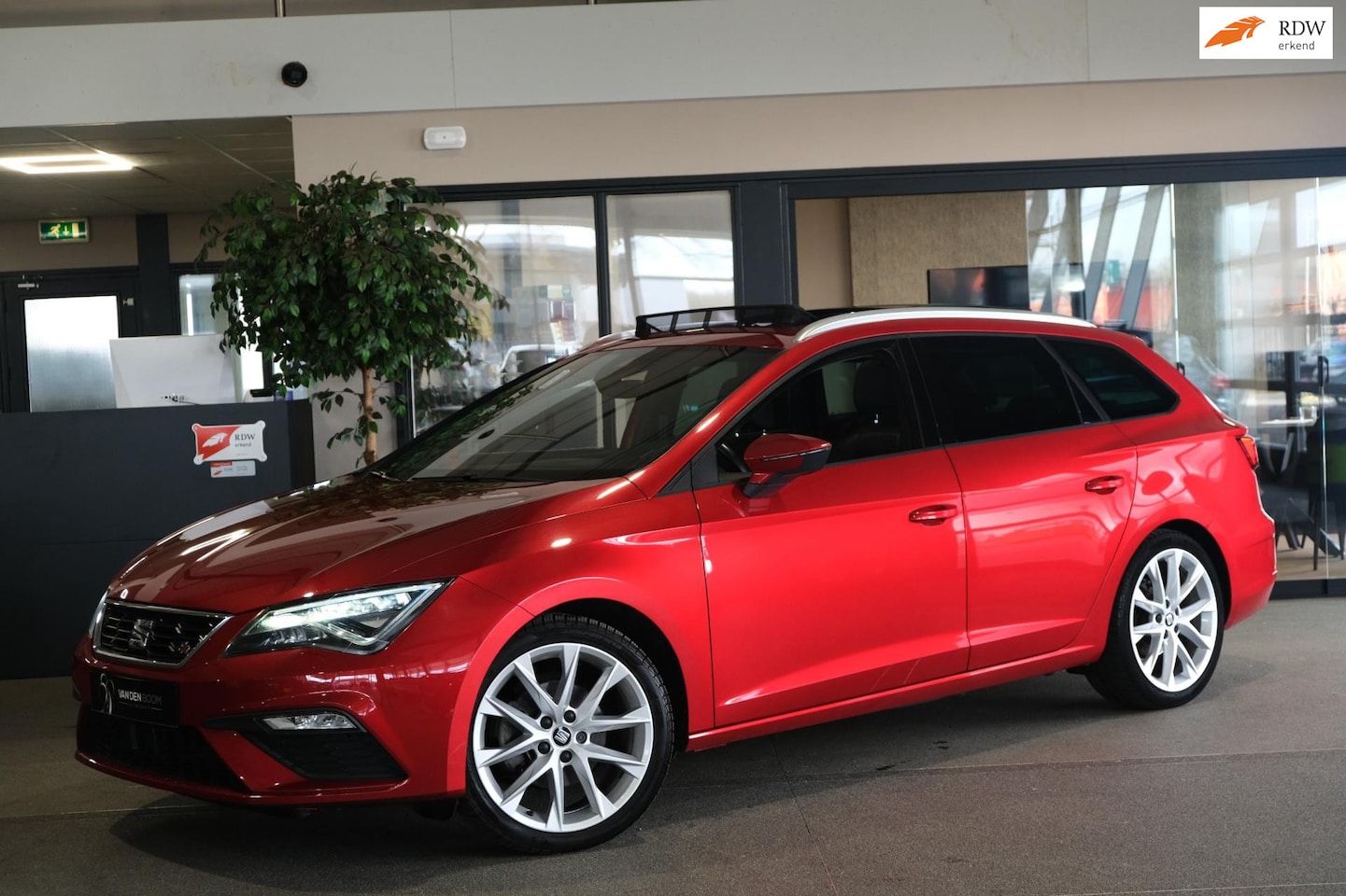 Seat Leon ST - 1.5 TSI FR DSG Pano Virtual Trek Navi Keyless Cam Leder Led - AutoWereld.nl