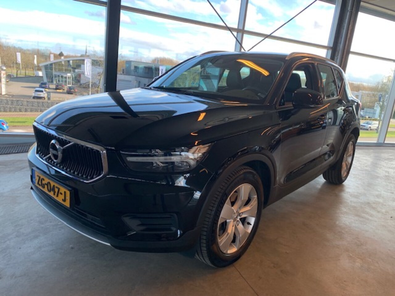 Volvo XC40 - T4 190pk Momentum Pro GT | Dealerond. | Noodres.wiel | El. achterkl. - AutoWereld.nl