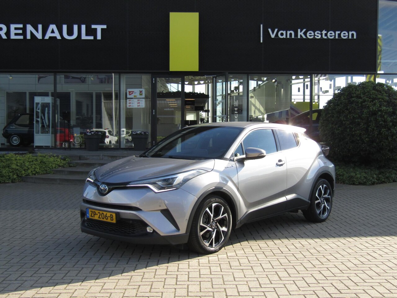 Toyota C-HR - 1.8 Hybrid 122pk CVT Dynamic / Trekhaak / Navigatie / Camera / Blindspot / Stoelverwarming - AutoWereld.nl