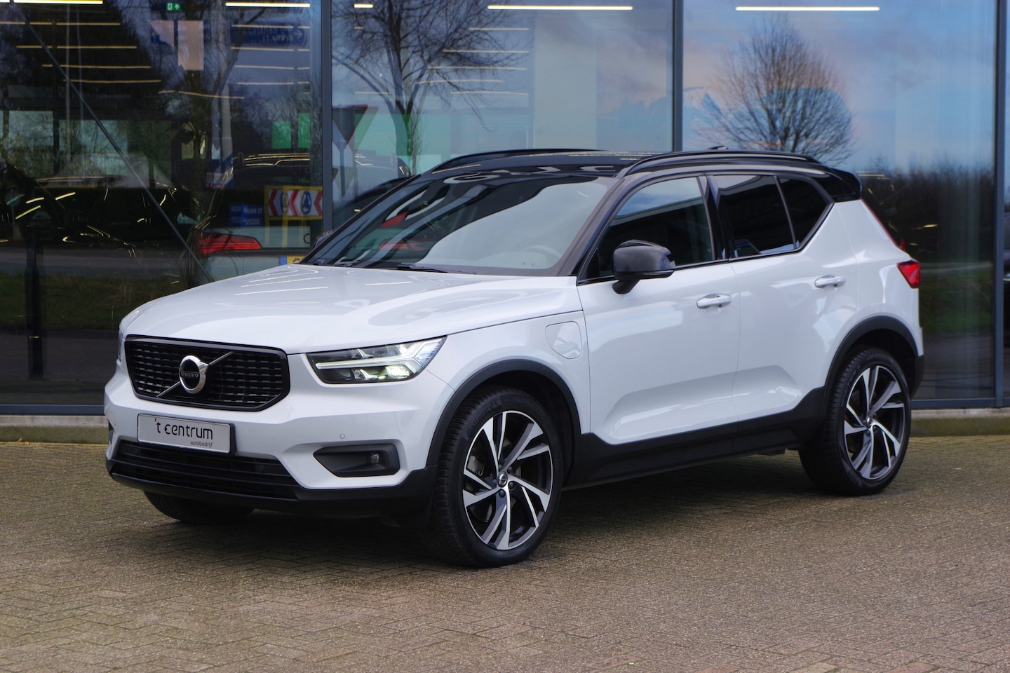 Volvo XC40 - 1.5 T5 262 PK Recharge R-Design PHEV, Leder, Harman / Kardon Sound, Keyless, Camera - AutoWereld.nl