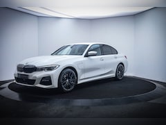 BMW 3-serie - 330e M-SPORT High Executive LASER LED/HARMAN KARDON/HEAD UP/CAMERA/CARPLAY/NAVI/ACC/STOELV