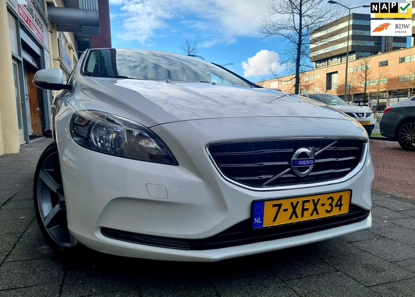 Volvo V40 - 2.0 D4 R-Design Navi ParkSens Nette Staat - AutoWereld.nl