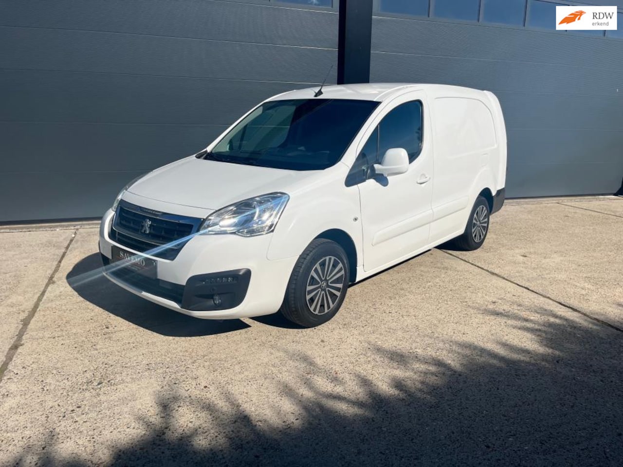 Peugeot Partner - 122 1.6 BlueHDi 100 L2 XR/ Stoelverwarming / Cruise control / Apple car play / 3 zits - AutoWereld.nl