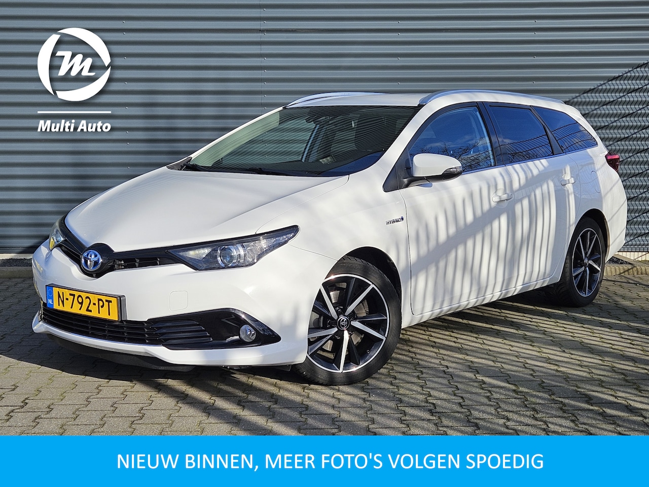 Toyota Auris Touring Sports - 1.8 Hybrid Freestyle Dealer O.H | Keyless | Alcantara Sportstoelen Verwarmd | Camera | Nav - AutoWereld.nl