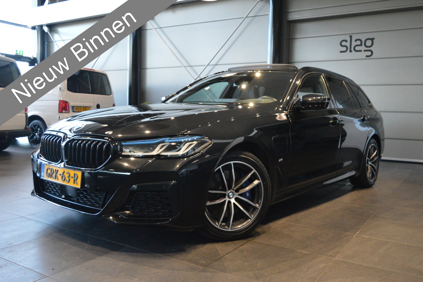 BMW 5-serie Touring - 530e M-PAKKET pano leer head up keyless camera !! - AutoWereld.nl