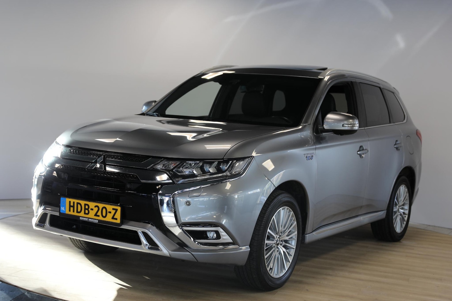 Mitsubishi Outlander - 2.4 PHEV Instyle | Schuif- opendak | Cruise Adaptief | 360 Camera - AutoWereld.nl