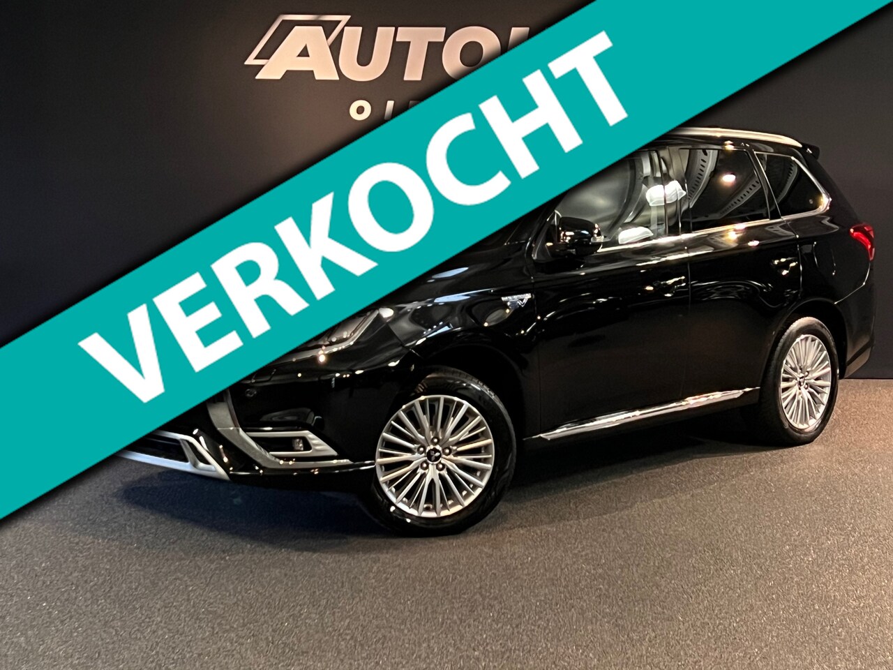 Mitsubishi Outlander - 2.4 PHEV Intense+ Pano/Camera/Carplay/Stoelverwarming/Standkachel/Leder - AutoWereld.nl