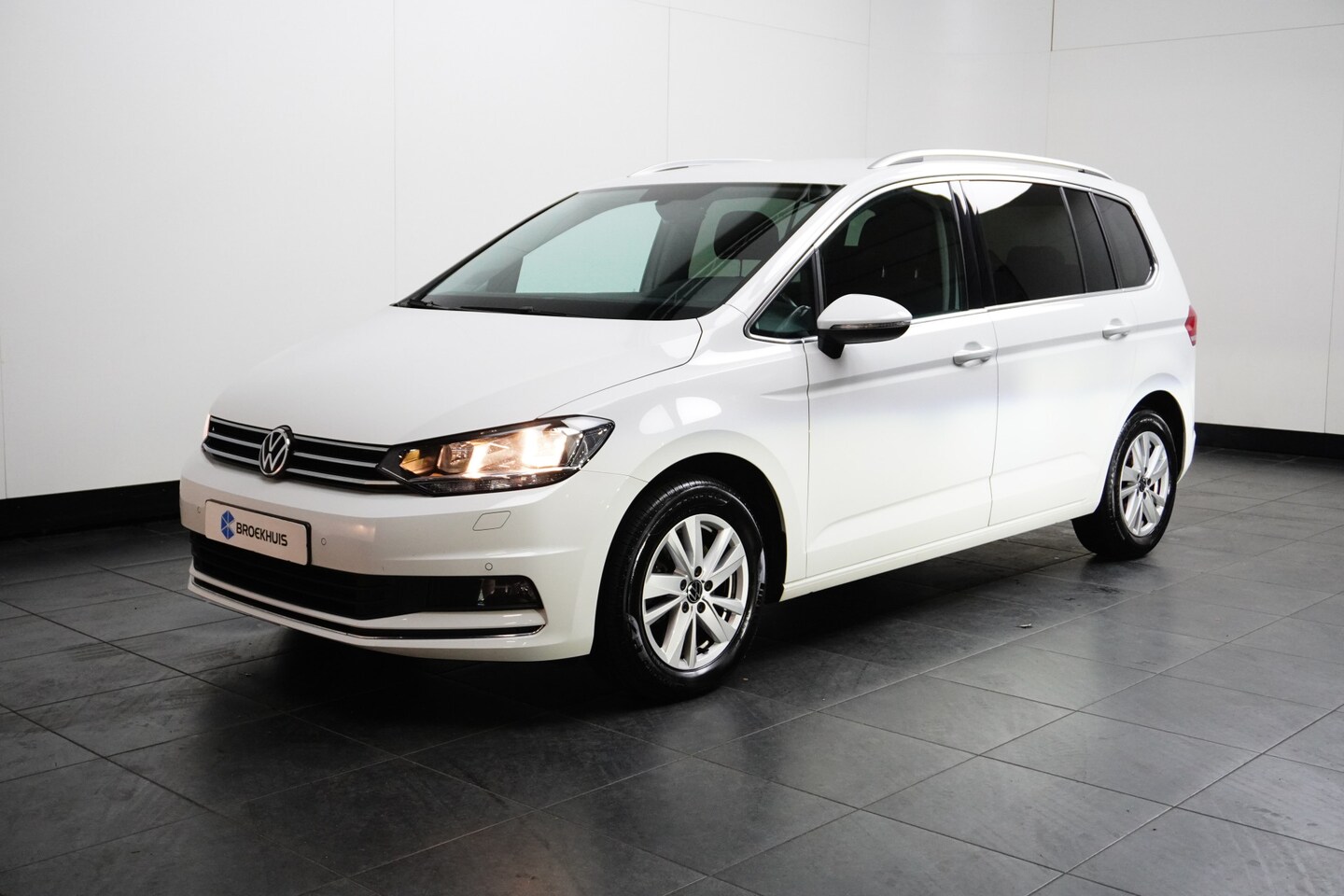 Volkswagen Touran - 1.5 TSI 150PK DSG Highline 7p | Trekhaak| stoel+stuurverwarming| App connect| - AutoWereld.nl