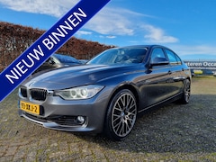 BMW 3-serie - 320i High Executive ✅MOOIE AUTO ✅NL AUTO ✅19 INCH ✅ HARMAN KARDON SOUND