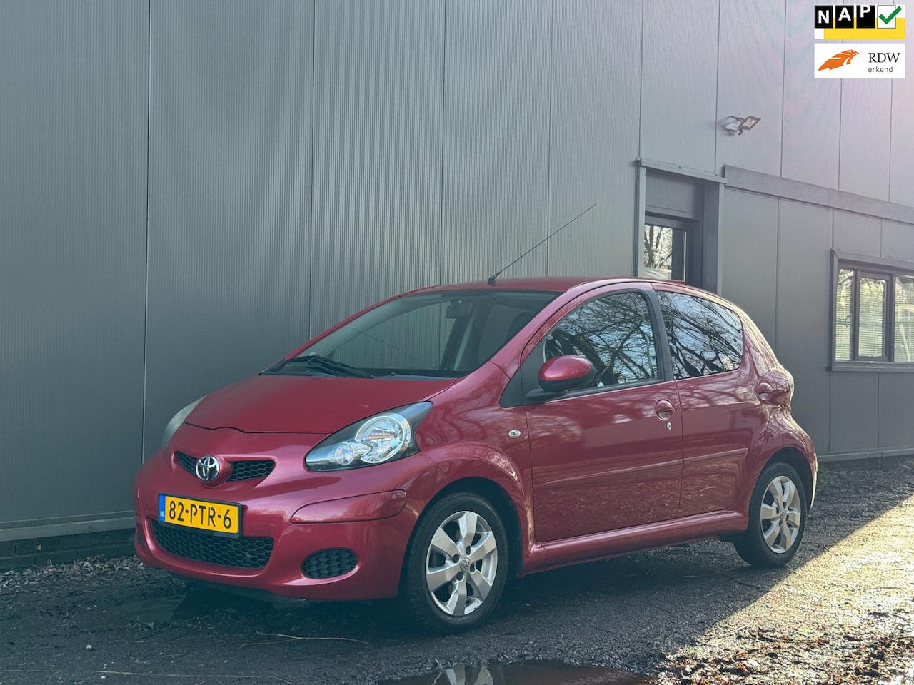 Toyota Aygo - 1.0-12V Asp Red AIRCO|ELKT.R|HALF LEER|APK|NAP| - AutoWereld.nl