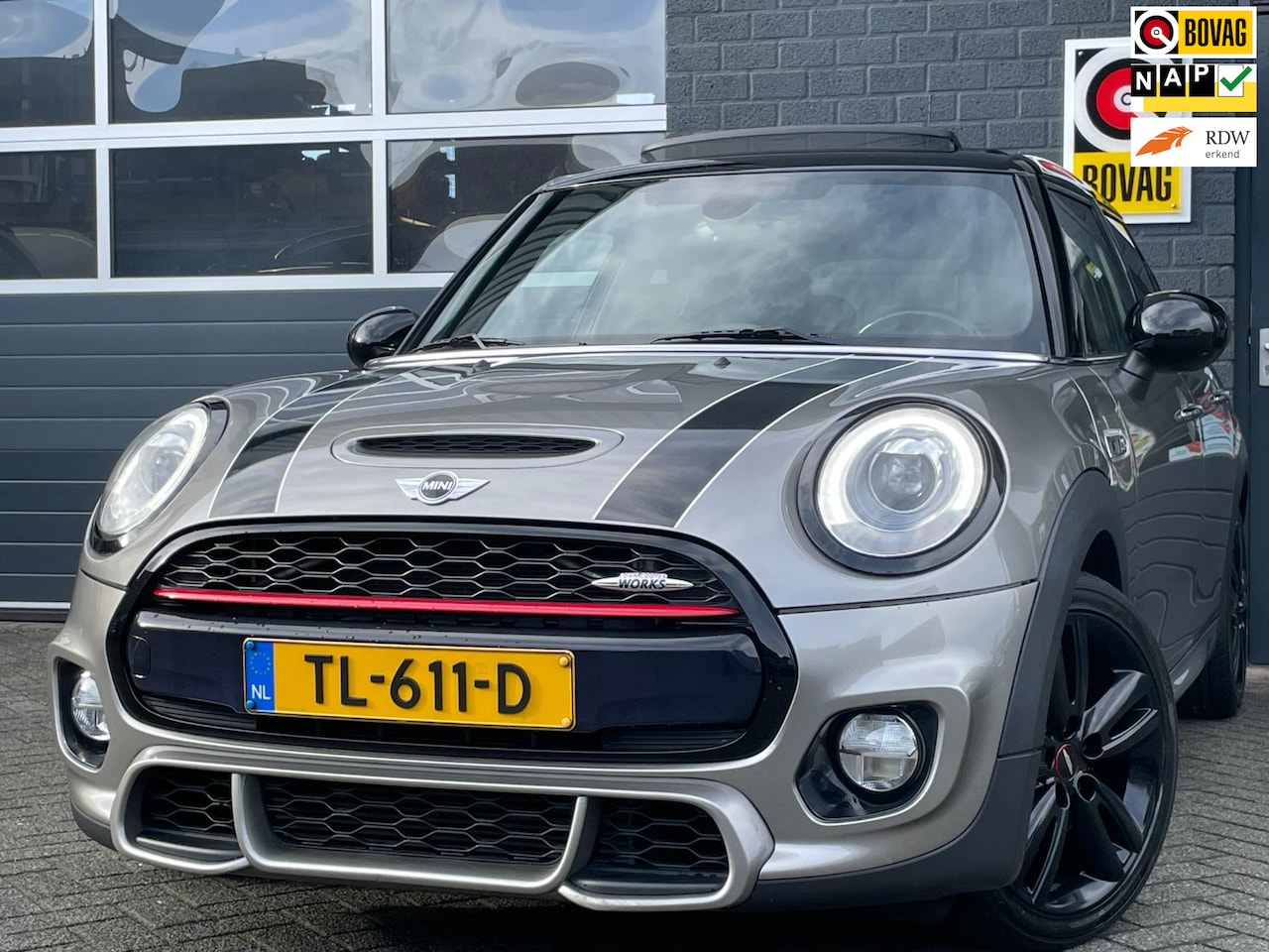 MINI Cooper S - Mini 2.0 Chili Serious Business Pano, Leder, Navi - AutoWereld.nl