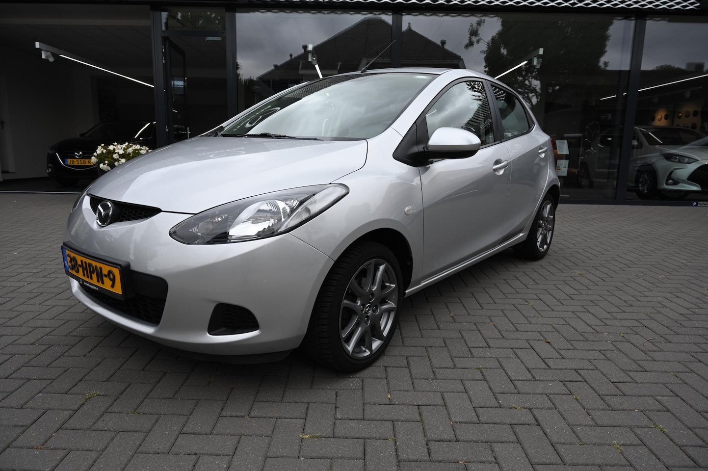 Mazda 2 - 1.3 TS HB 5 deurs 16 inch *Net binnen* inclusief 4 nieuwe banden - AutoWereld.nl