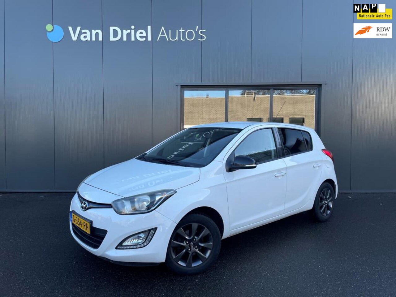 Hyundai i20 - 1.2i i-Vision / Airco / Stoelverwarming / Parkeersensoren achter! - AutoWereld.nl