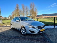 Volvo S60 - 1.6 T3 Kinetic / 150pk / Trekhaak / Navigatie /