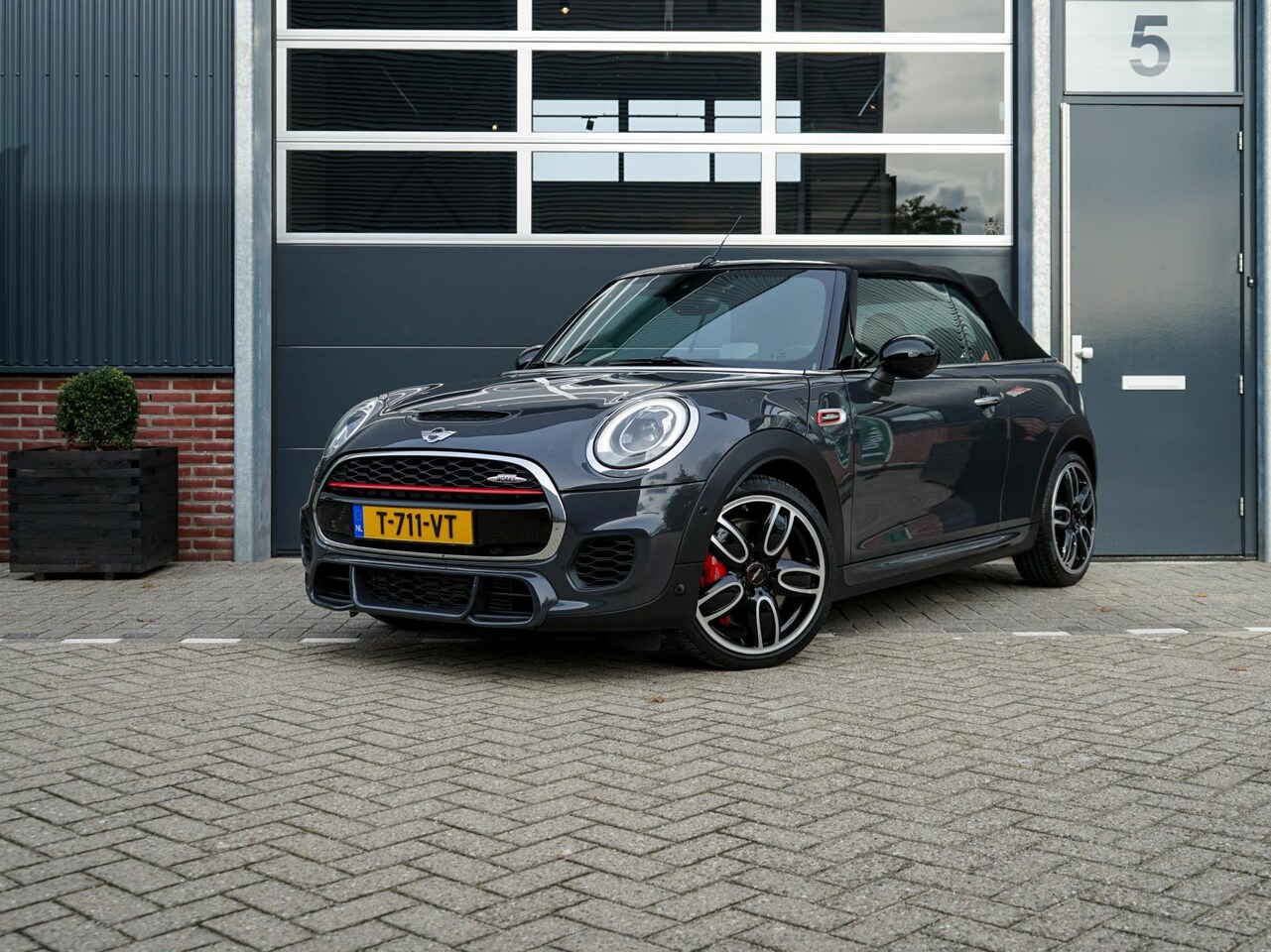 MINI Cabrio - 2.0 John Cooper Works Mini 2.0 John Cooper Works, vol-opties! Head-up, Camera + Parkeer Sensoren, Harman Kardon - AutoWereld.nl