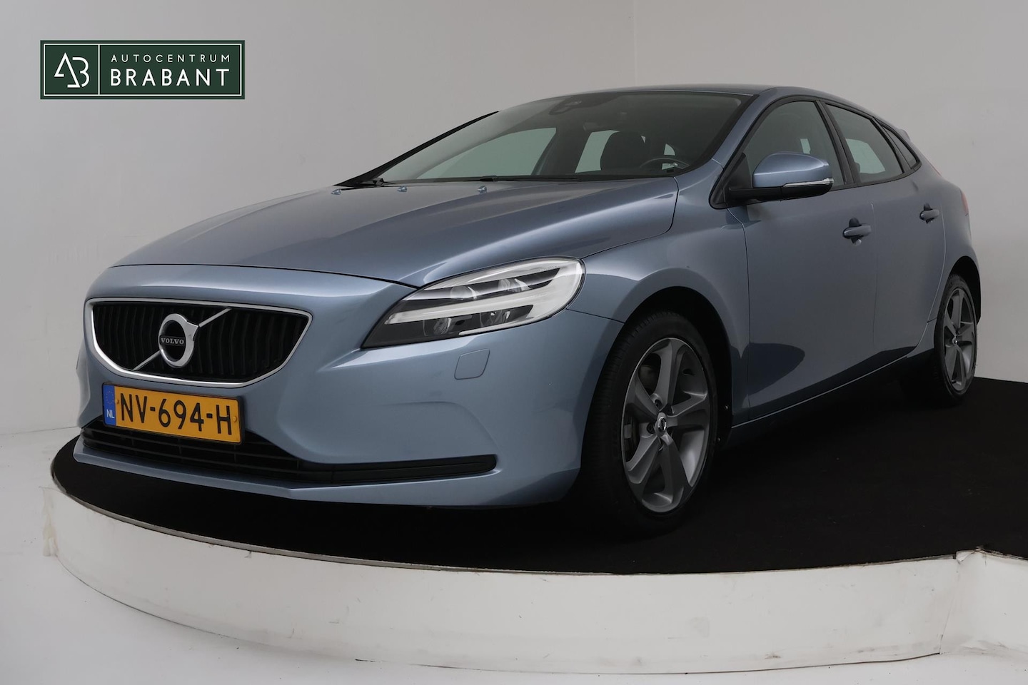 Volvo V40 - 1.5 T3 Nordic+ Automaat (NAVIGATIE, PARKEERSENSOREN, CRUISE CONTROL, MULTIMEDIA, NL-AUTO, - AutoWereld.nl