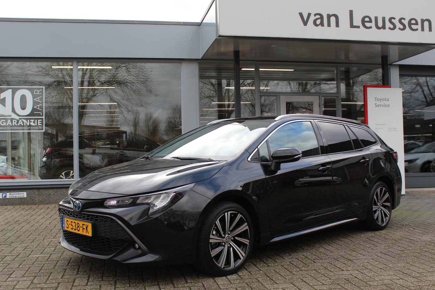 Toyota Corolla Touring Sports - 1.8 Hybrid DYNAMIC STOELVERW. LED DAB APPLE/ANDROID EL.LENDESTEUN PRIVACYGLASS LM-VELGEN - AutoWereld.nl