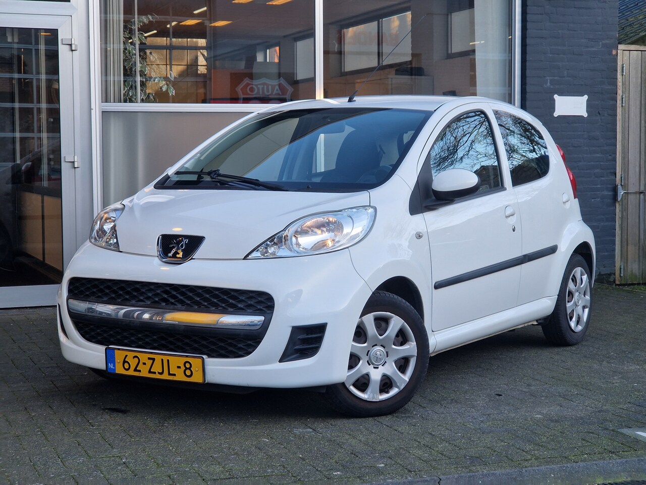 Peugeot 107 - 1.0-12V Black & Silver AIRCO ELCT RM / - AutoWereld.nl