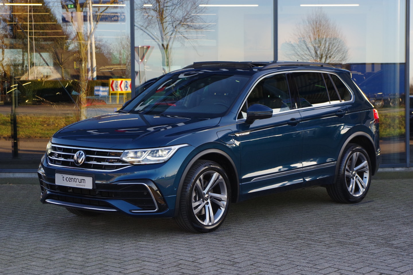 Volkswagen Tiguan - 1.4 TSI eHybrid 245 PK R-Line BNS+ PHEV, Panoramadak, Leder, IQ-Light, Memory - AutoWereld.nl