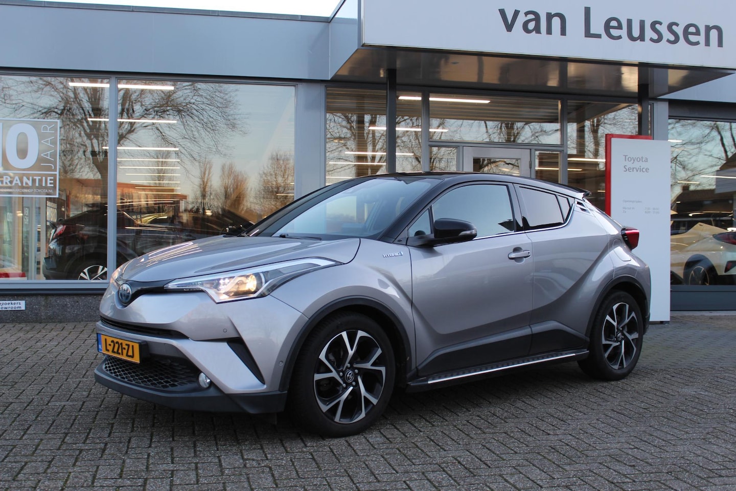 Toyota C-HR - 1.8 Hybrid Bi-Tone STOELVERW DODEHOEK DETECTIE SENSOREN V+A NAVI CLIMA TREEPLANKEN KEYLESS - AutoWereld.nl