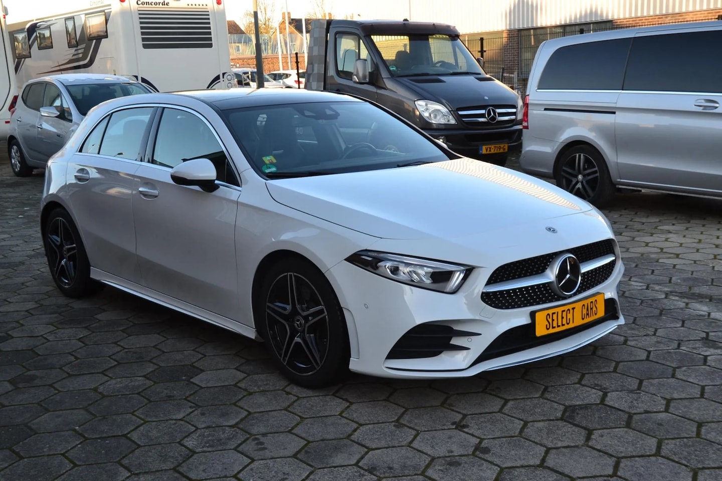 Mercedes-Benz A-klasse - 250 AMG Line 1e eigenaar model 2020 Airco Navi Cruise control Velgen Panoramadak vol extra - AutoWereld.nl