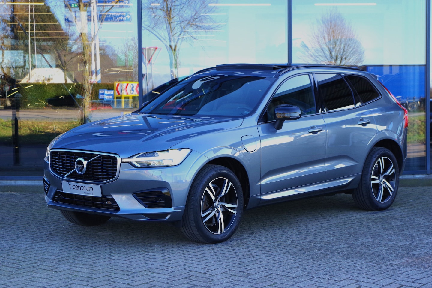 Volvo XC60 - 2.0 Recharge T8 AWD R-Design 2.0 Recharge T8 390 PK AWD R-Design, Elek. Trekhaak, Panoramadak, Harman / Kardon Sound, A - AutoWereld.nl