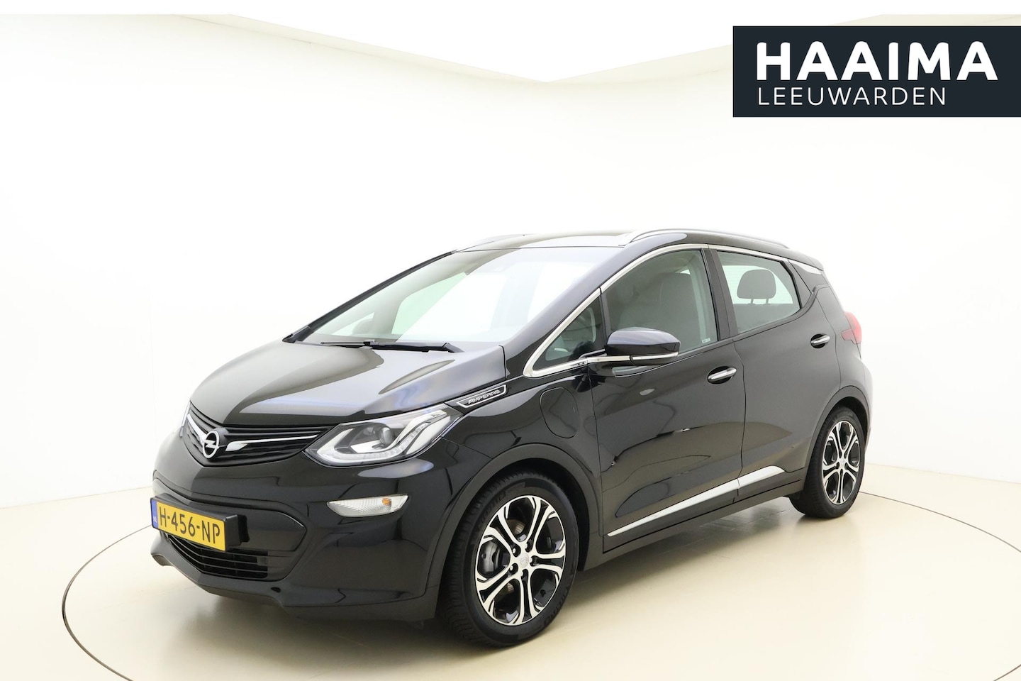 Opel Ampera-e - Business Executive 60 kWh | Lederen bekleding | Trekhaak | Climate Control | 100% Elektris - AutoWereld.nl