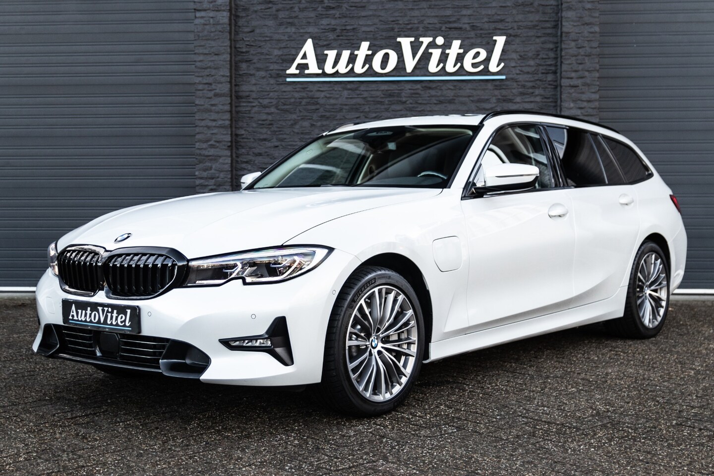 BMW 3-serie Touring - 330e xDrive Sport Line | Panodak | Head-up | Camera | Comfort Access | Trekhaak - AutoWereld.nl