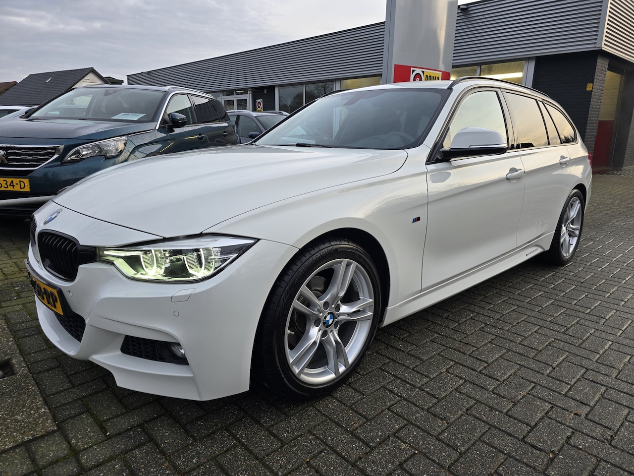 BMW 3-serie Touring - 318i M Sport Edition / Stoelverwarming / LED / PDC - AutoWereld.nl