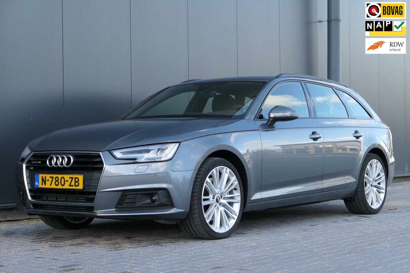 Audi A4 Avant - 2.0 TFSI MHEV quattro Sport S line black edition - AutoWereld.nl