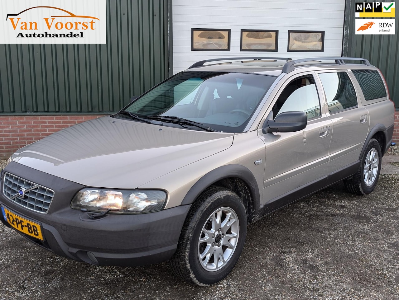 Volvo XC70 - 2.4 D5 Comfort Line NWE RIEM ! APK - AutoWereld.nl