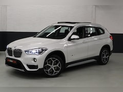 BMW X1 - SDrive20i Centennial Executive / Pano / HUD / Camera / Navi / Stoel-Verwarming