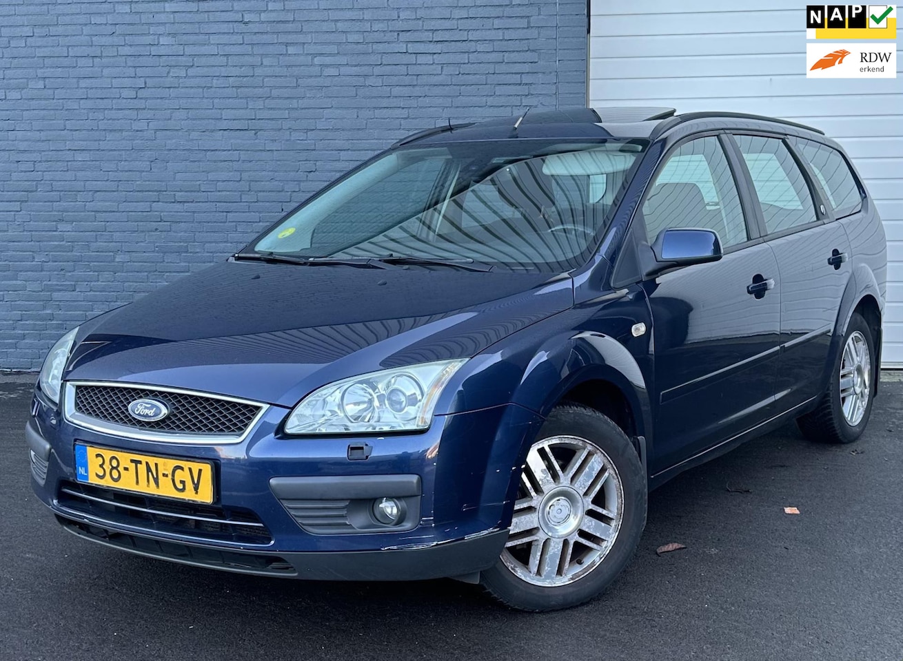 Ford Focus Wagon - 1.6-16V Ghia SCHUIFDAK/AUTOMAAT/LEESTEKST!! - AutoWereld.nl