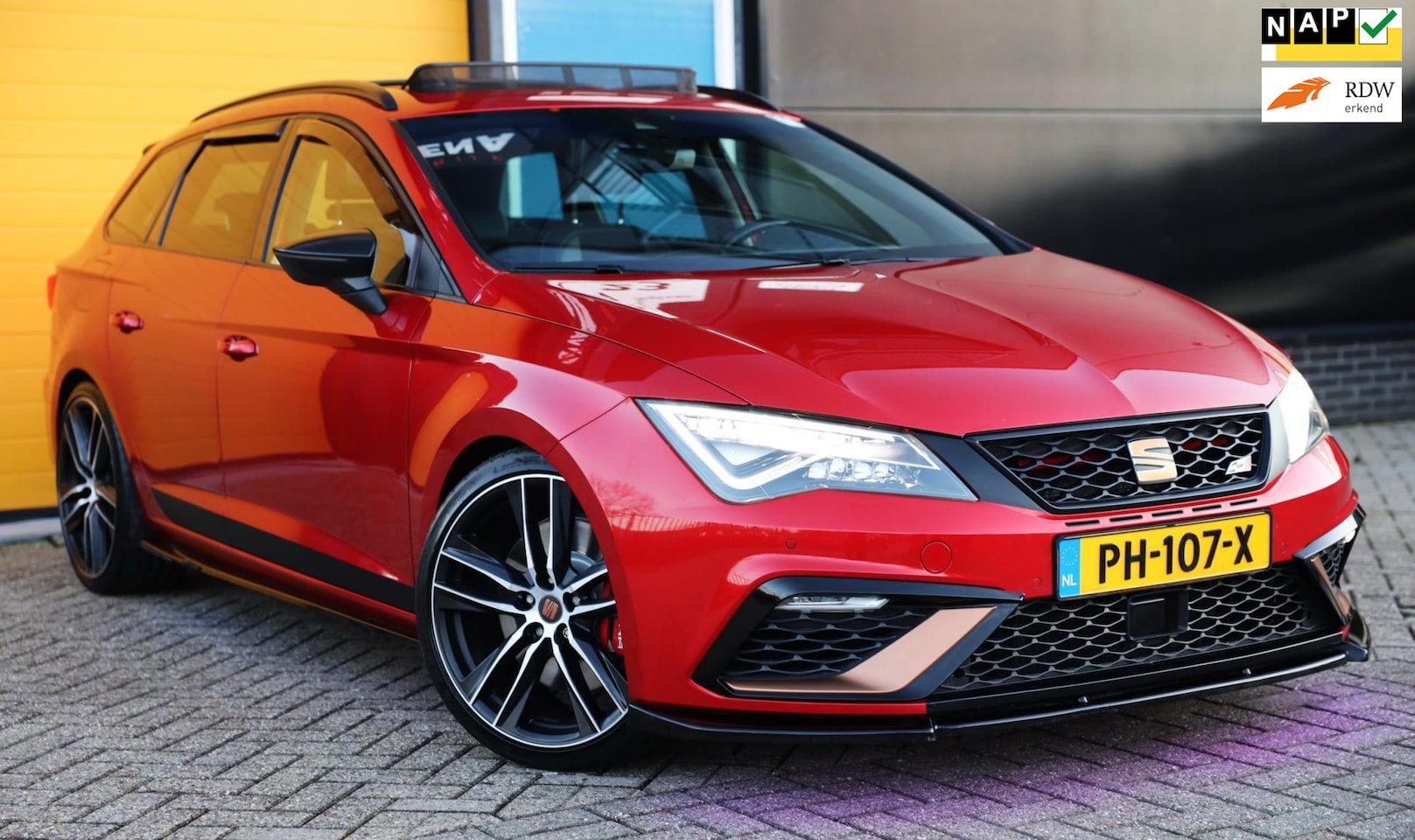 Seat Leon ST - 2.0 TSI CUPRA 300 / Aut / NAP / Acc / F1 / Open Panoramadak / Camera / Sfeerverlichting / - AutoWereld.nl