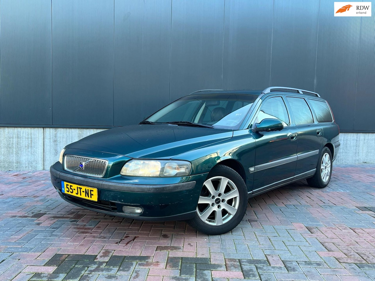 Volvo V70 - 2.4 T Geartr. C.L. * Aut * Navi * Airco * Cruise * Trekhaak - AutoWereld.nl