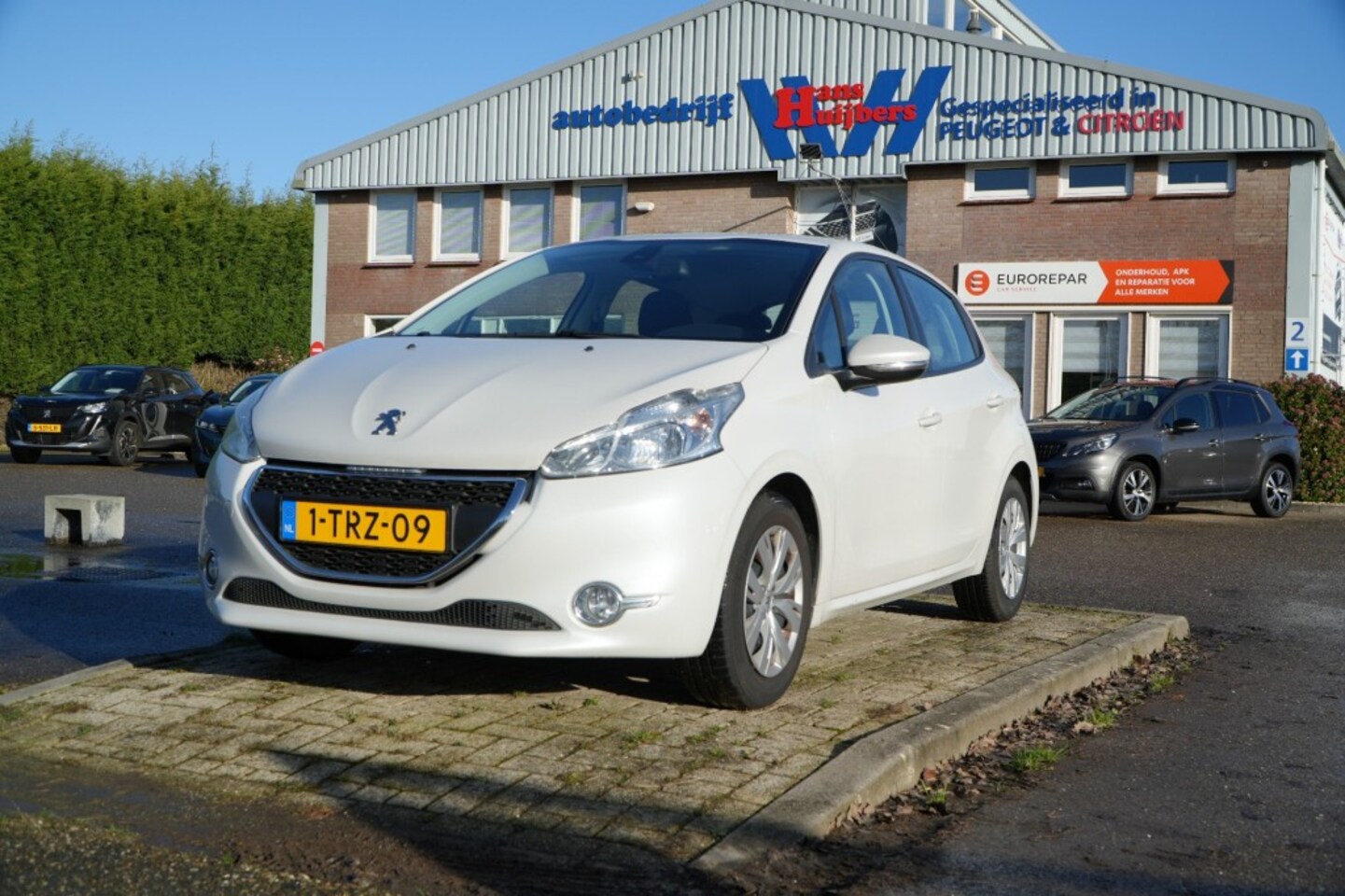 Peugeot 208 - ENVY 1.2-82PK 5-DEURS - CLIMATE CONTROLE - NAVI - PARKEERHULP - AutoWereld.nl