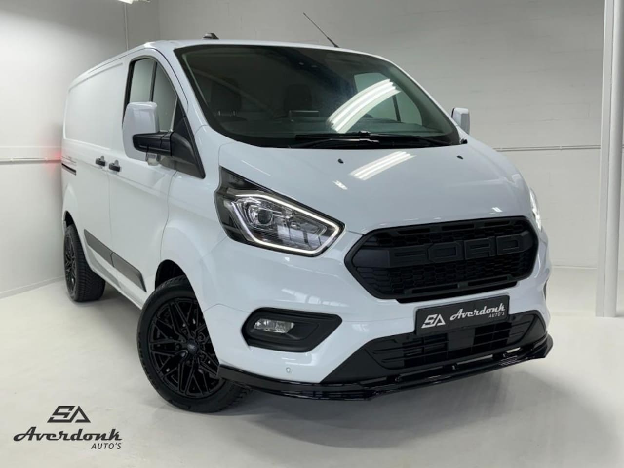 Ford Transit Custom - 300 2.0TDCI L1 H1 130PK SPORT Stoelvw/Cam/18inch/4S Band - AutoWereld.nl