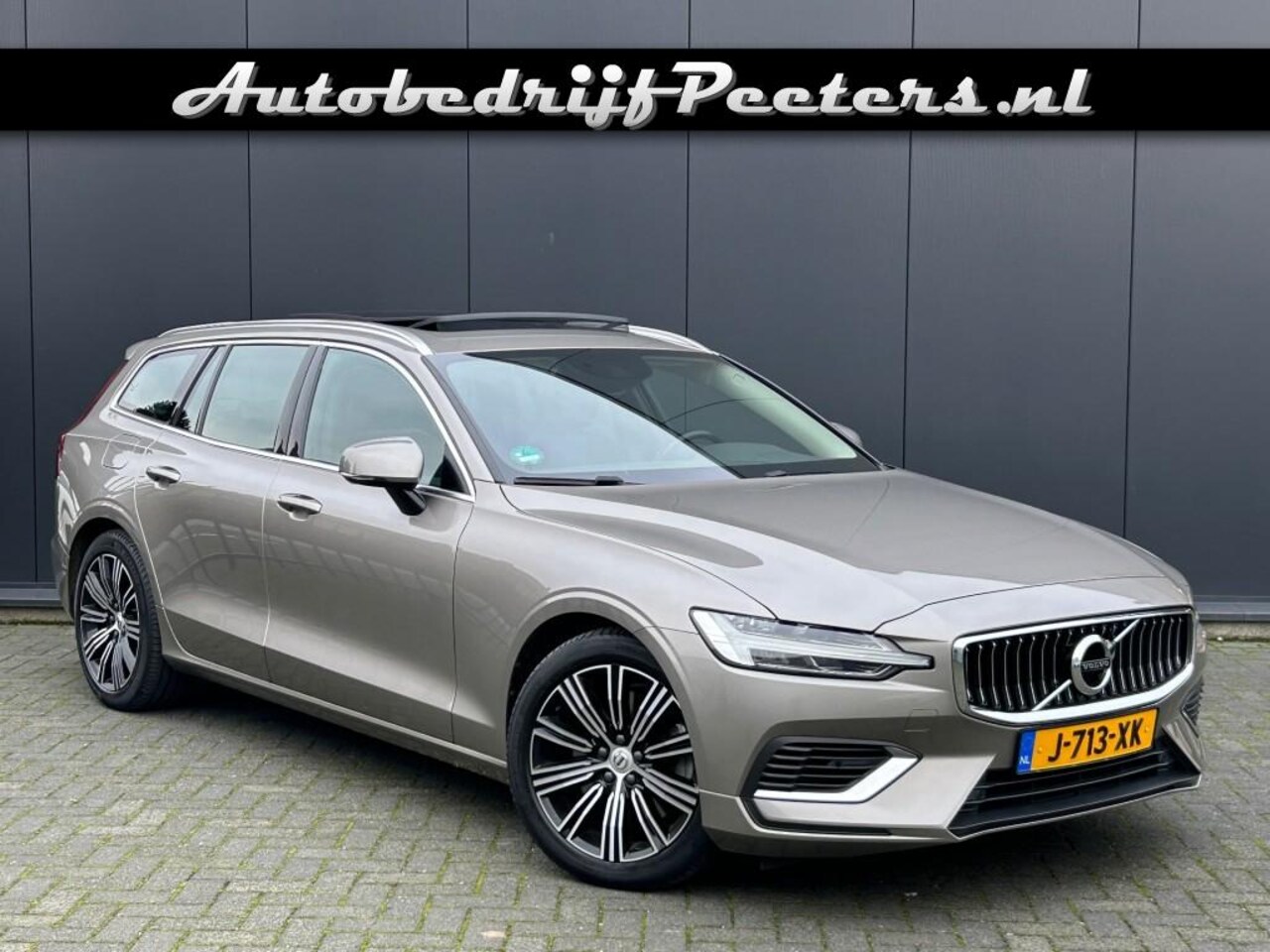 Volvo V60 - 2.0 T6 AWD PHEV Inscription P-dak Navi LED Cruise E.klep Camera - AutoWereld.nl