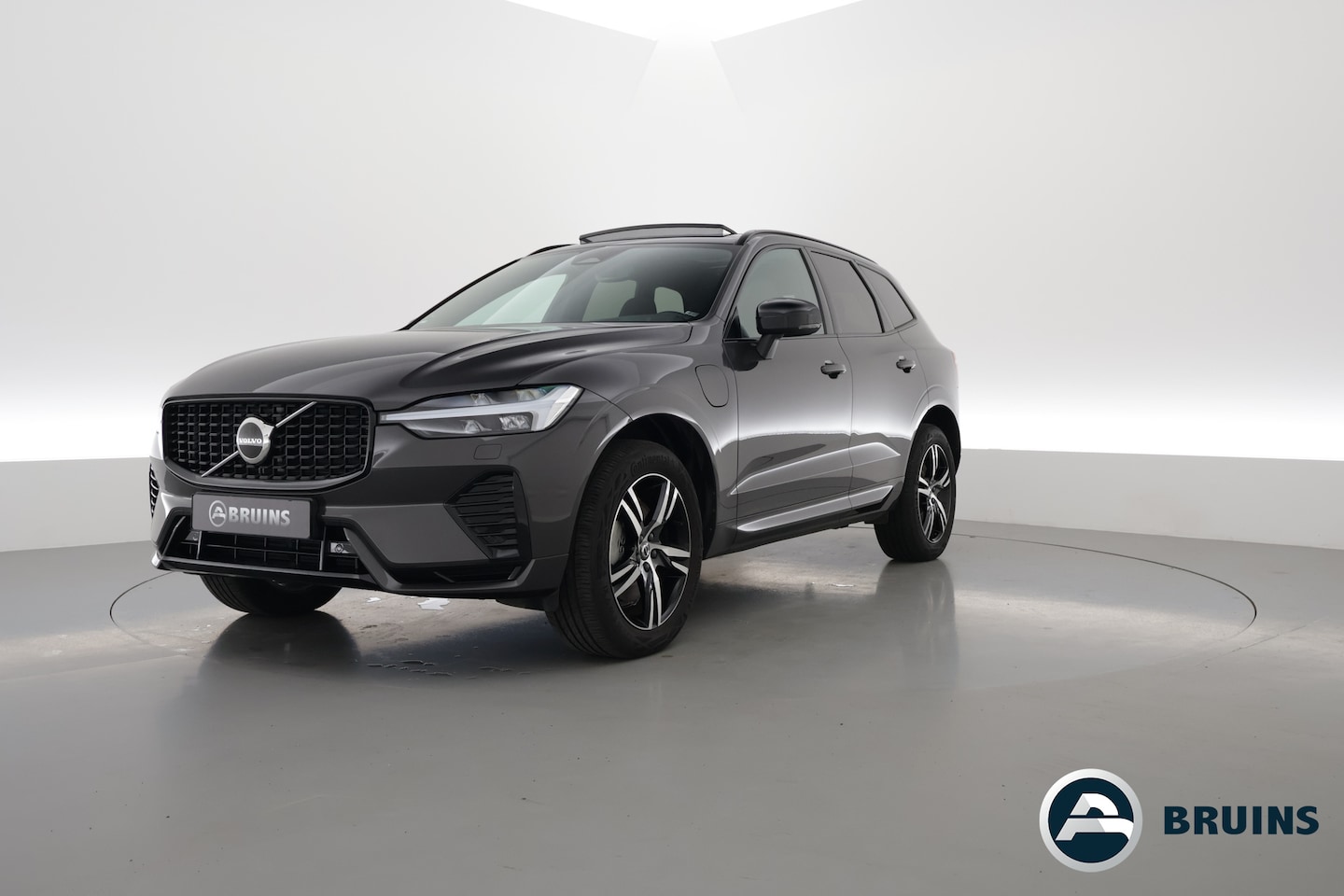 Volvo XC60 - 2.0 T6 Plug-in hybrid AWD R-design | Pano | H&K Audio | Elek. stoelen - AutoWereld.nl