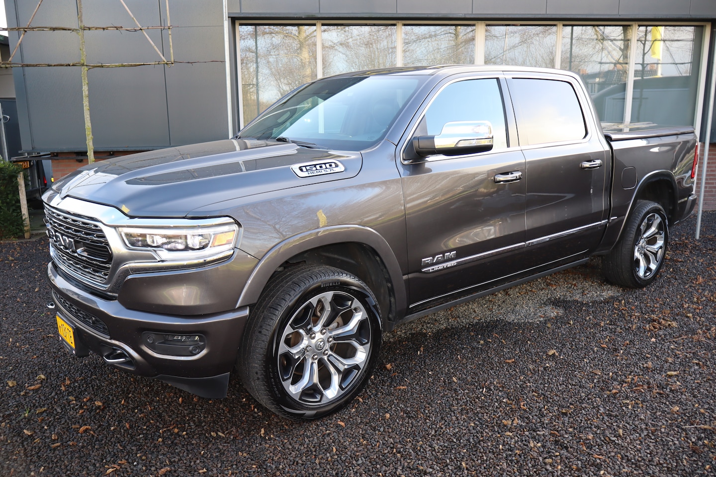 Dodge Ram 1500 - 5.7 V8 4x4 Crew Cab Limited 5.7 V8 4x4 model 2019 met panoramadak - AutoWereld.nl