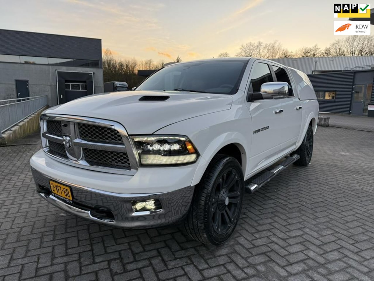 Dodge Ram 1500 - 5.7HEMi, LUCHTVERING, HUIF, LARAMIE! - AutoWereld.nl