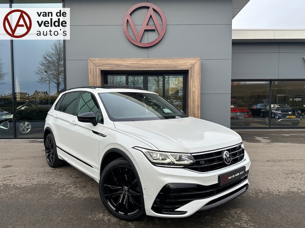 Volkswagen Tiguan - 1.5 TSI 150pk DSG R-Line | Black style | Panodak | Standkachel | Trekhaak | 20 inch | Head - AutoWereld.nl