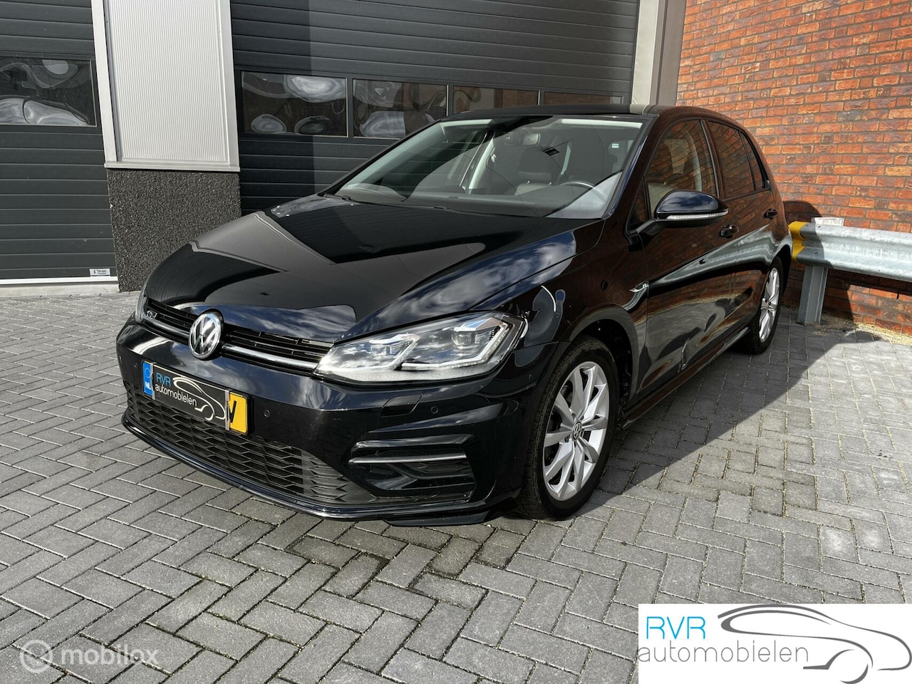 Volkswagen Golf - 1.5 TSI R-LINE AUTOMAAT/NAVI/150PK - AutoWereld.nl