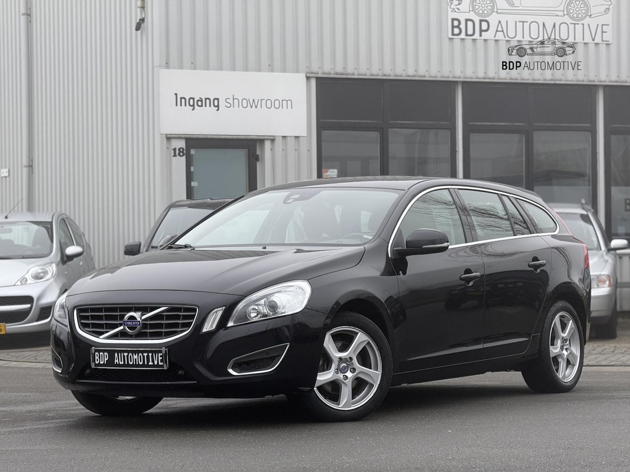 Volvo V60 - 1.6 T4 Summum AUTOMAAT/LEER/TREKHAAK - AutoWereld.nl